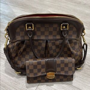 Authentic Louis Vuitton Demier Travis and Wallet Set
Tote/crossbody/handbag